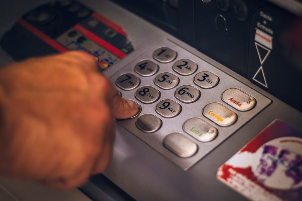 銀行カードローン vs 消費者金融どっちがおすすめ?徹底比較